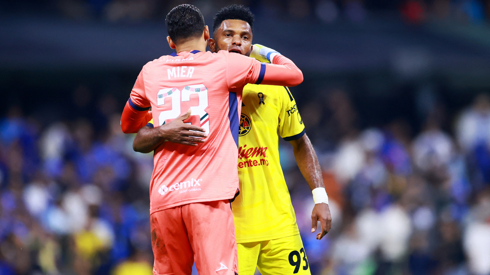 Miguel Borja, jugador del Club América y Kevin Mier, jugador de Cruz Azul